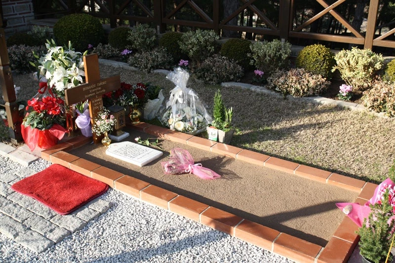 Λαοθάλασσα προσκυνητών στον τάφο του Αγίου Παϊσιου